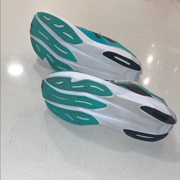 New Balance Aqua and White Running Shoes - Picture 3 of 6